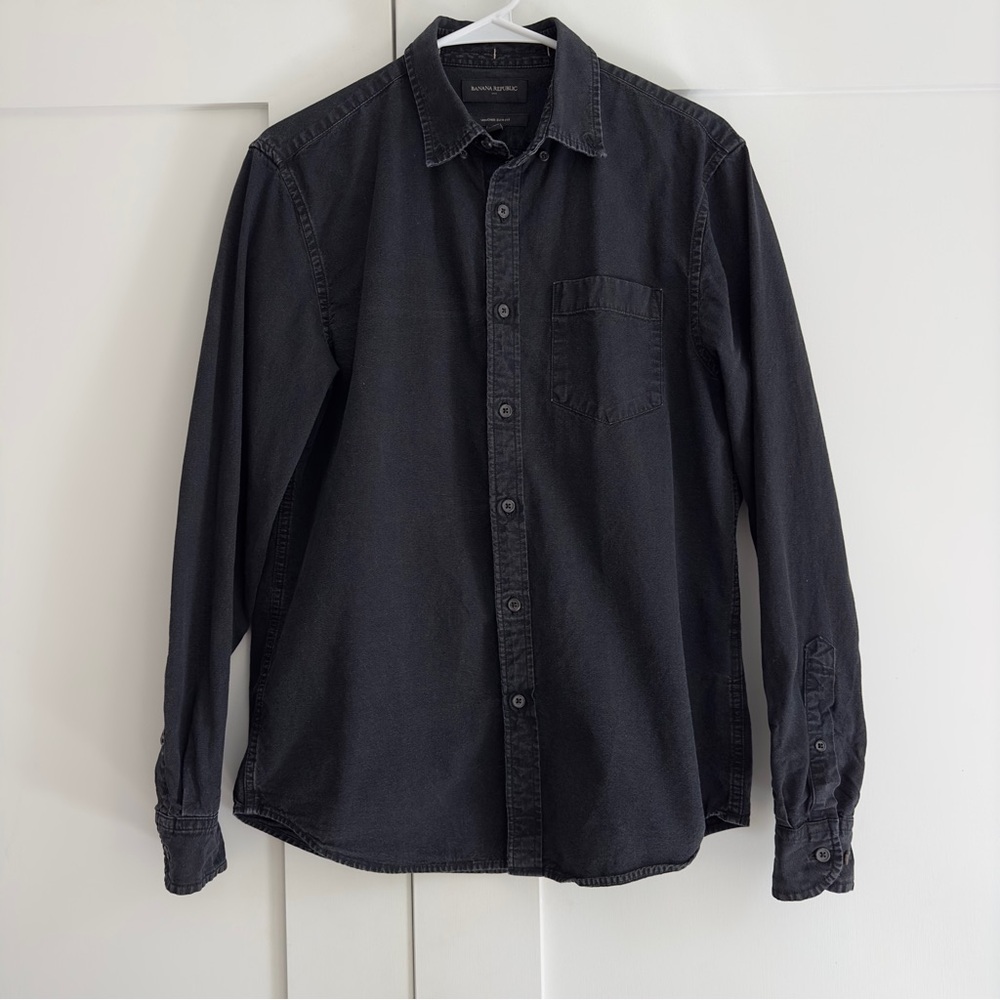 Banana Republic Untucked Slim Fit Shirt - Men’s Small